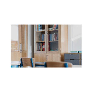 högskåp materialskåp bokhylla skolmöbler skolinredning skolförvaring elevförvaring klassrum skolsal kapprum möbler förvaring